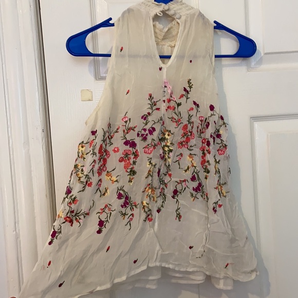 Embroidered sleeveless shell - Picture 2 of 2